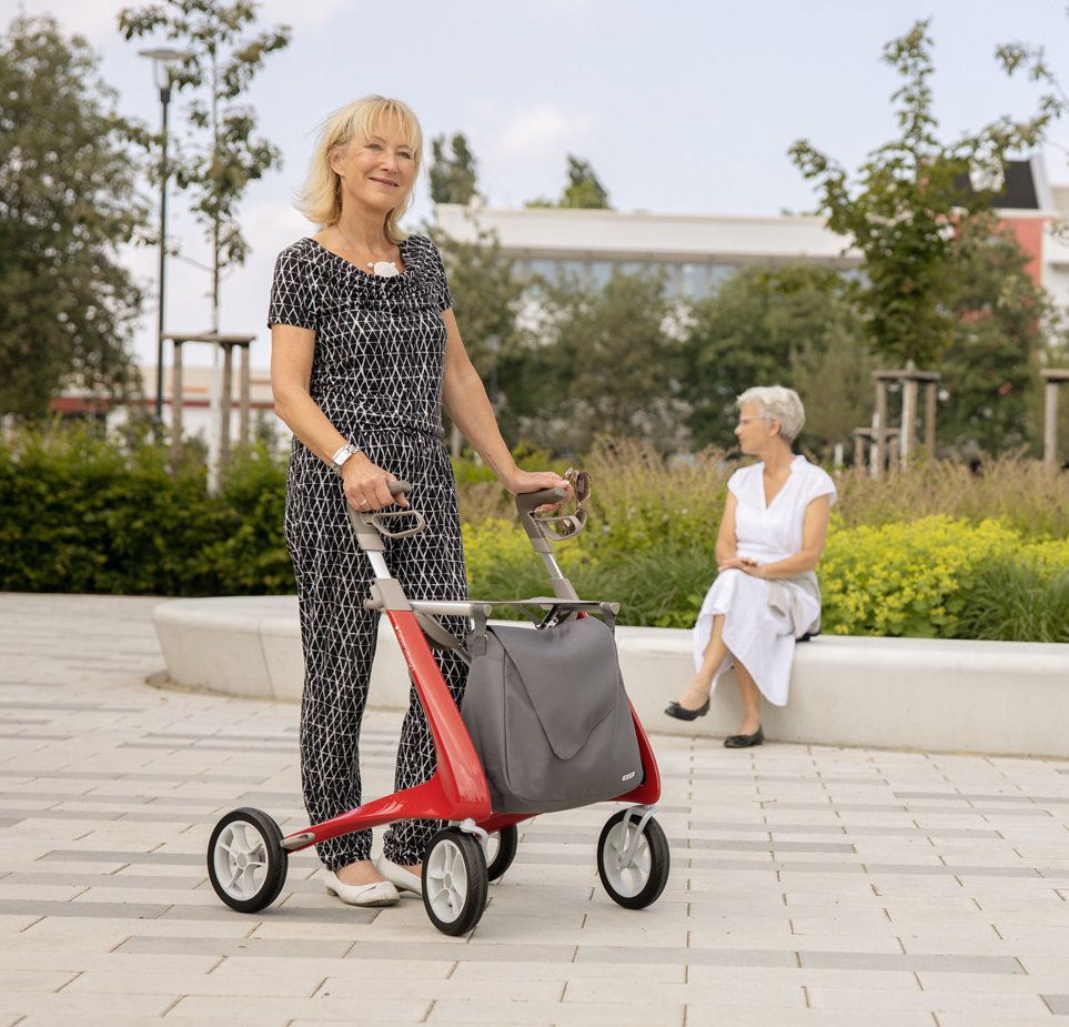 Rollator Carbon Ultralight steht für Sie für eine Probefahrt bereit